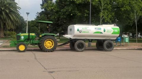 La municipalidad presentó nuevo tractor con equipo de riego