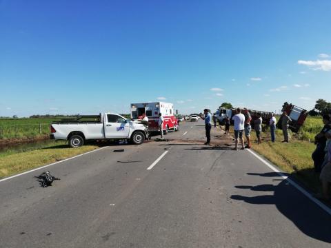 Camioneta y camión colisionaron cerca de Wenceslao Escalante