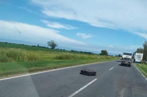 Un colectivo Córdoba Coata perdió una rueda y chocó con un auto en ruta 9.